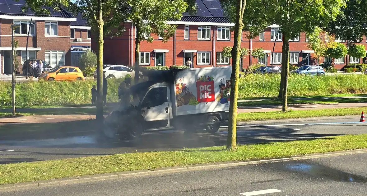 Picnic bezorgwagen vliegt in brand - Foto 3