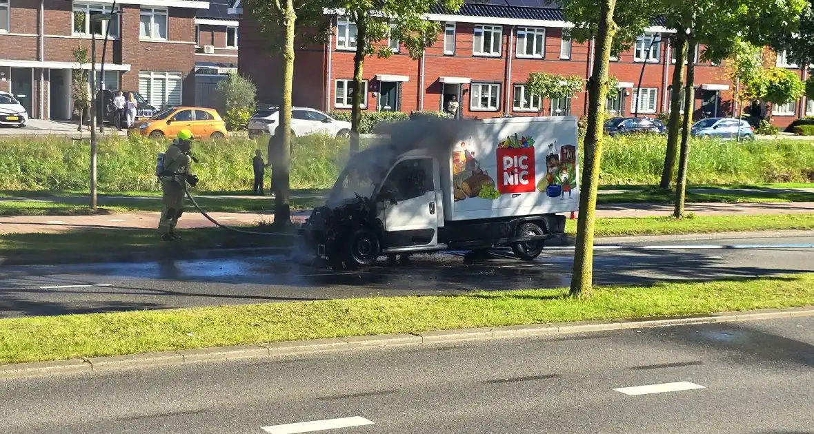 Picnic bezorgwagen vliegt in brand - Foto 6