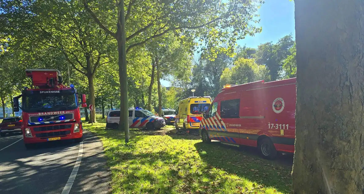 Brandweer haalt te water geraakte fietser uit water