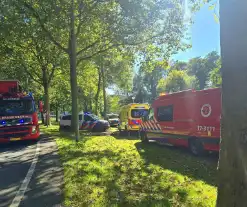 Brandweer haalt te water geraakte fietser uit water