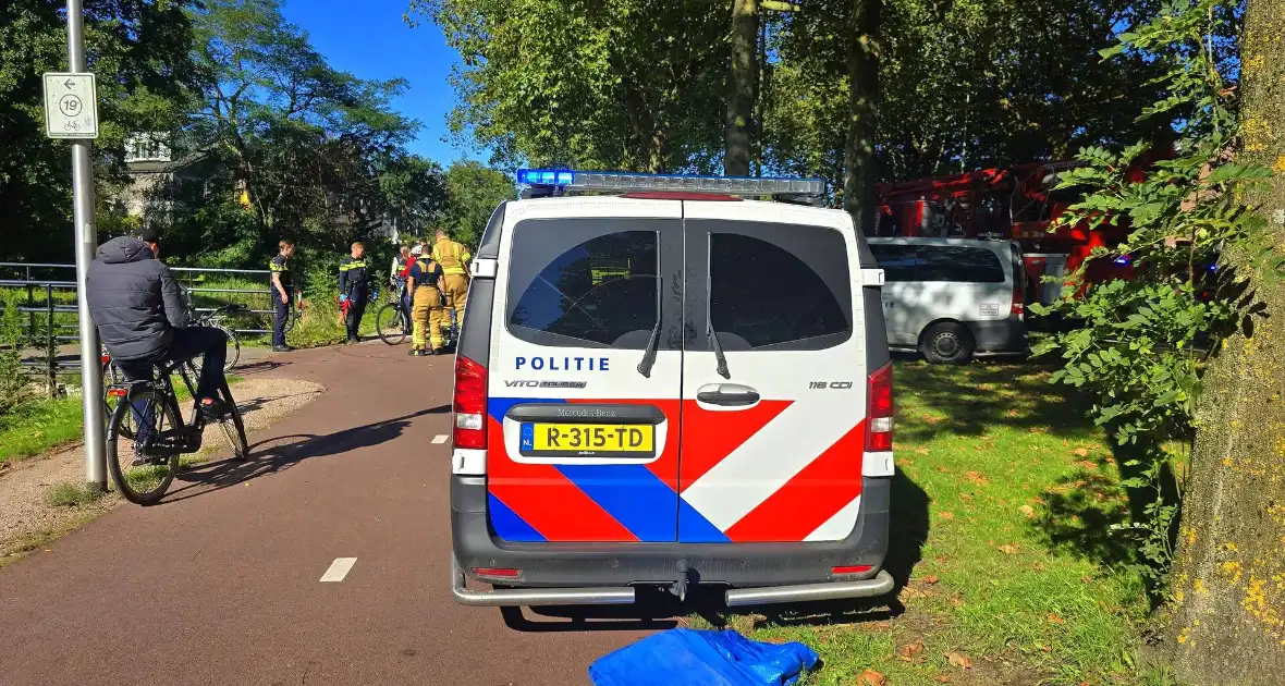 Brandweer haalt te water geraakte fietser uit water - Foto 6