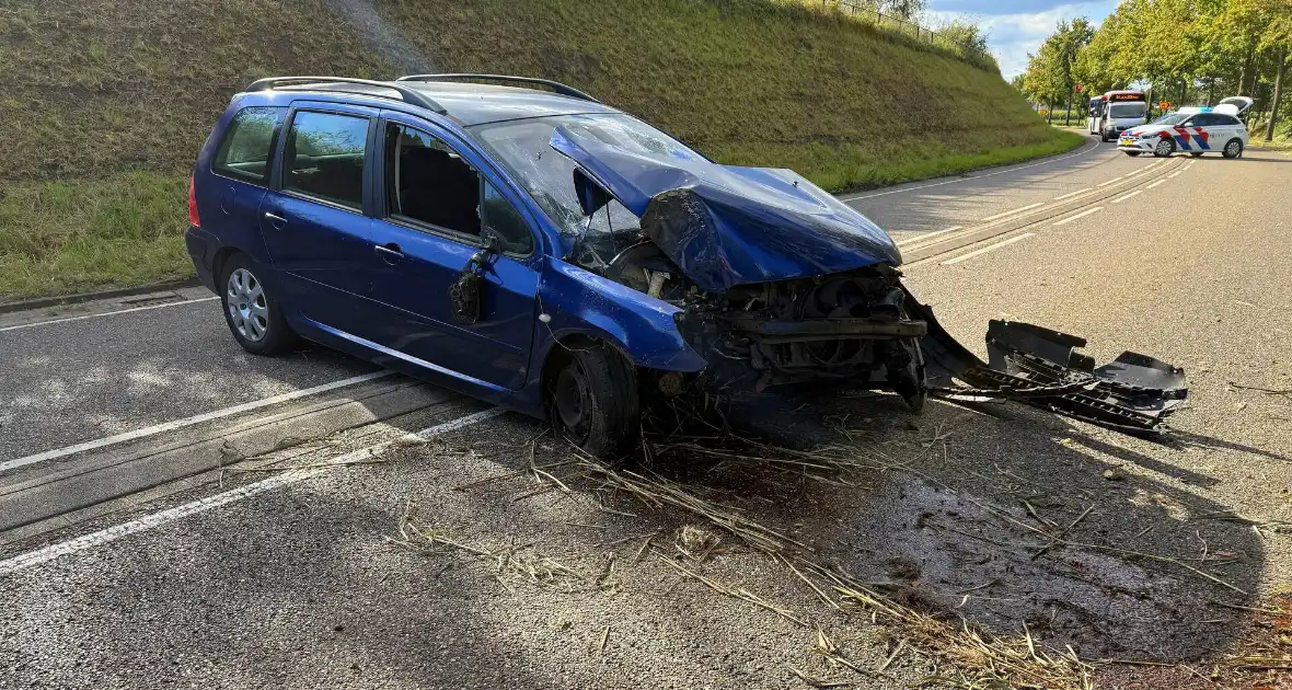 Auto krijgt klapband, bestuurder verliest macht over stuur en klapt op boom - Foto 1