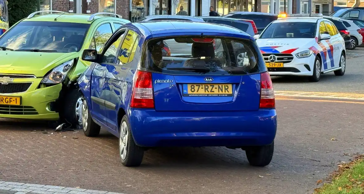 Twee voertuigen botsen op elkaar op T-splitsing