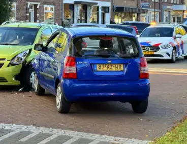 Twee voertuigen botsen op elkaar op T-splitsing