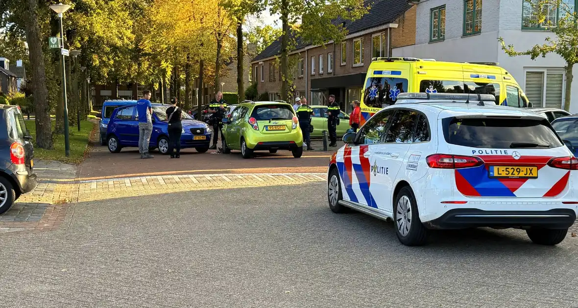 Twee voertuigen botsen op elkaar op T-splitsing - Foto 2