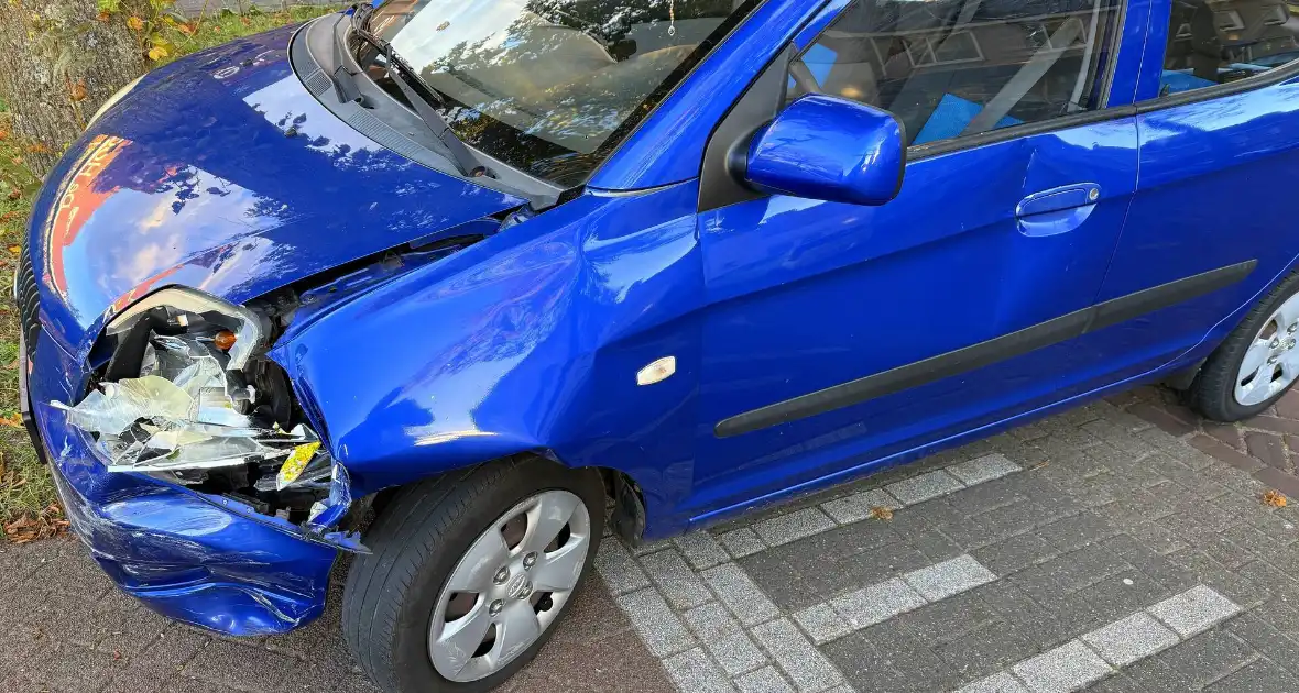 Twee voertuigen botsen op elkaar op T-splitsing - Foto 3