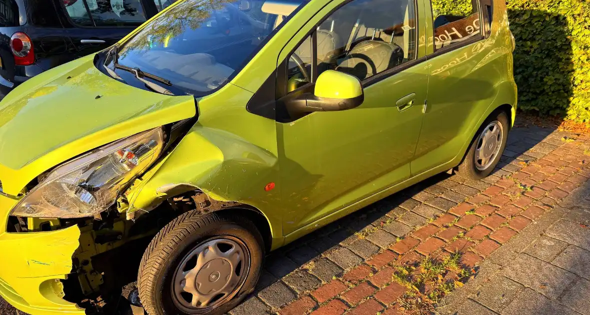 Twee voertuigen botsen op elkaar op T-splitsing - Foto 4