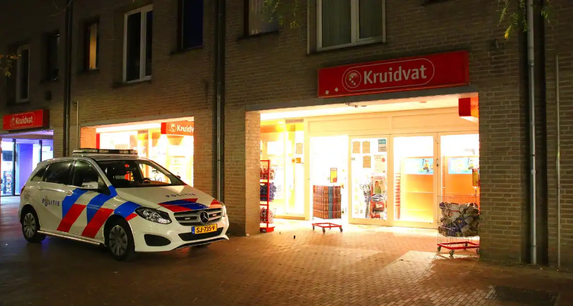 Kruidvat filiaal overvallen, verdachte dreigt met mes - Foto 3