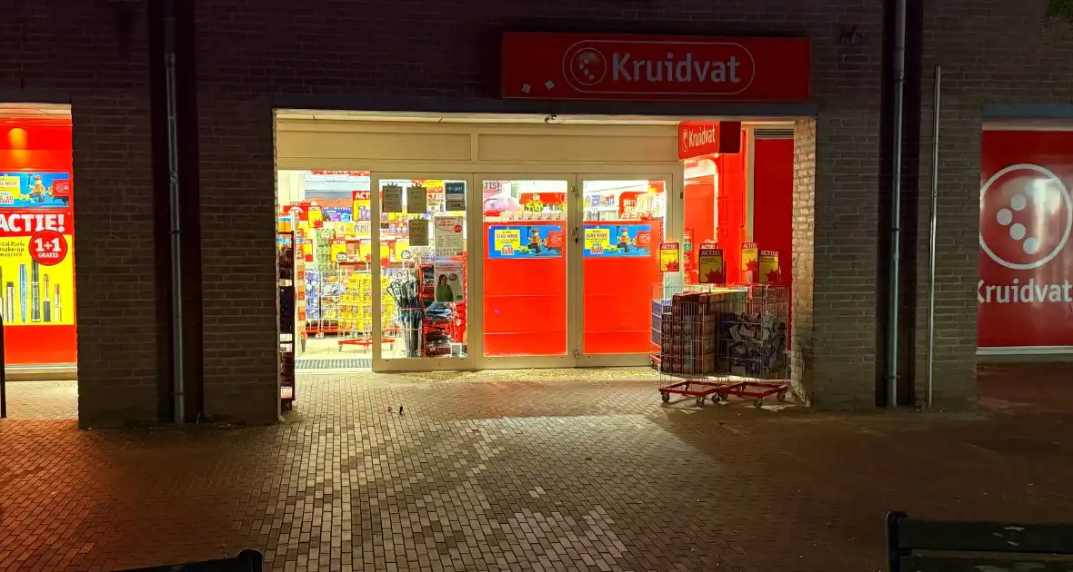 Kruidvat filiaal overvallen, verdachte dreigt met mes - Foto 6