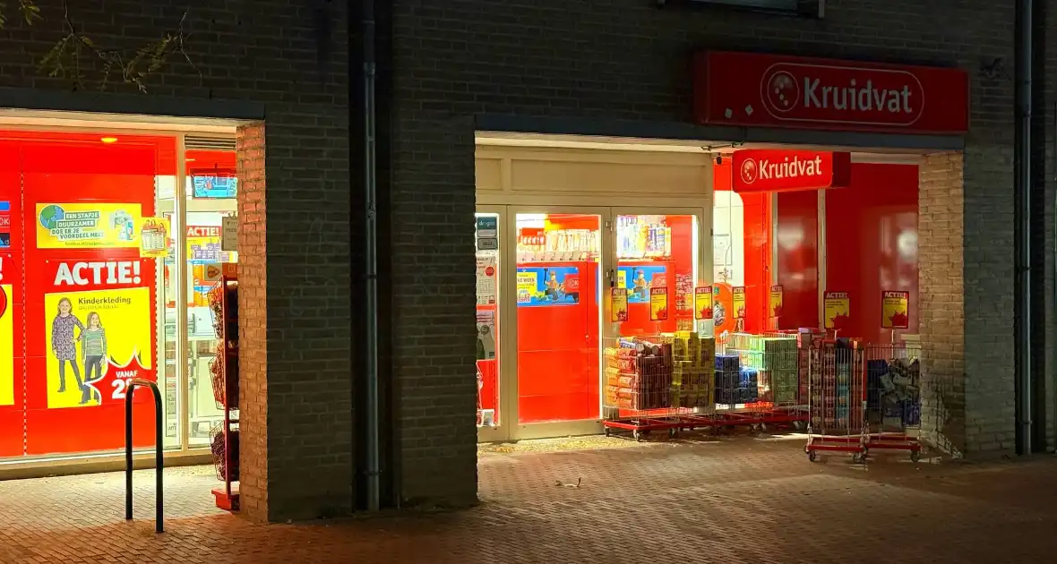 Kruidvat filiaal overvallen, verdachte dreigt met mes - Foto 7