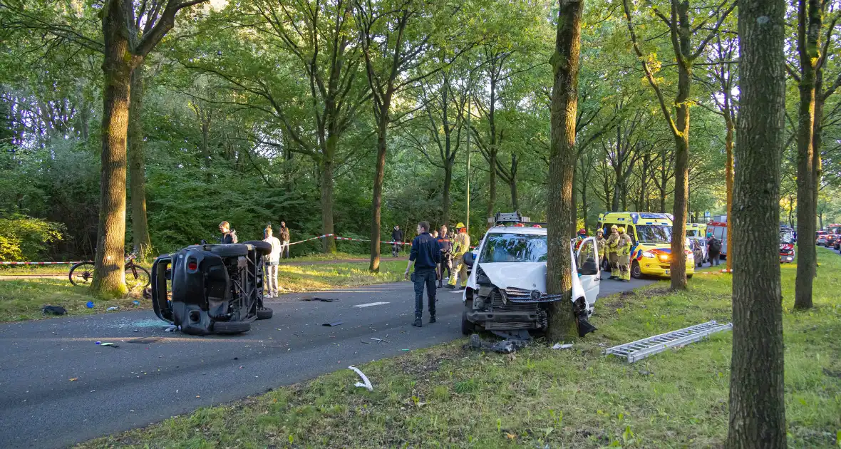 Enorme ravage nadat bus tegen boom rijd, één persoon aangehouden