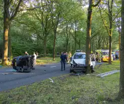 Enorme ravage nadat bus tegen boom rijd, één persoon aangehouden