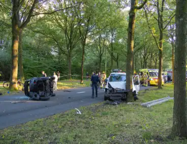 Enorme ravage nadat bus tegen boom rijd, één persoon aangehouden