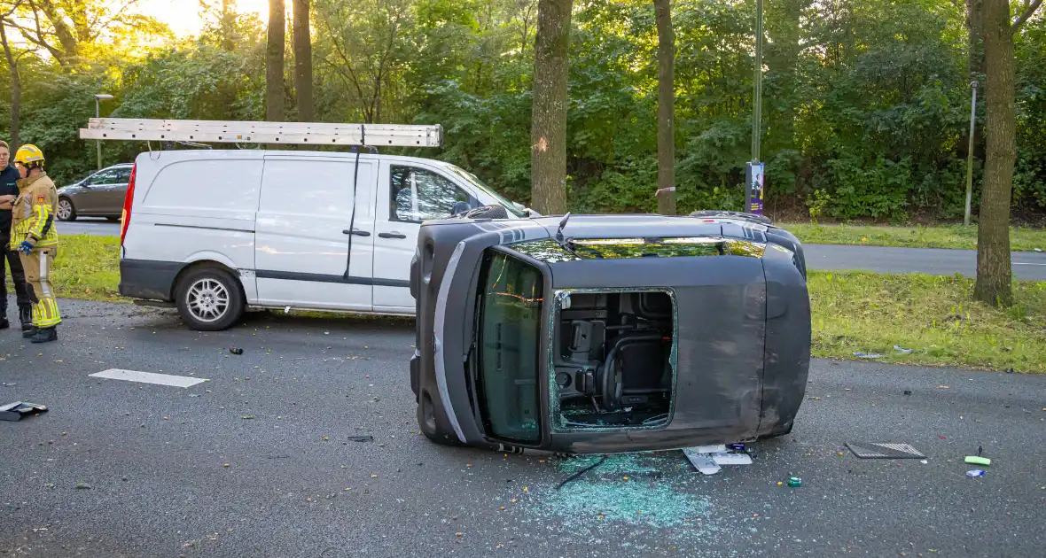 Enorme ravage nadat bus tegen boom rijd, één persoon aangehouden - Foto 10