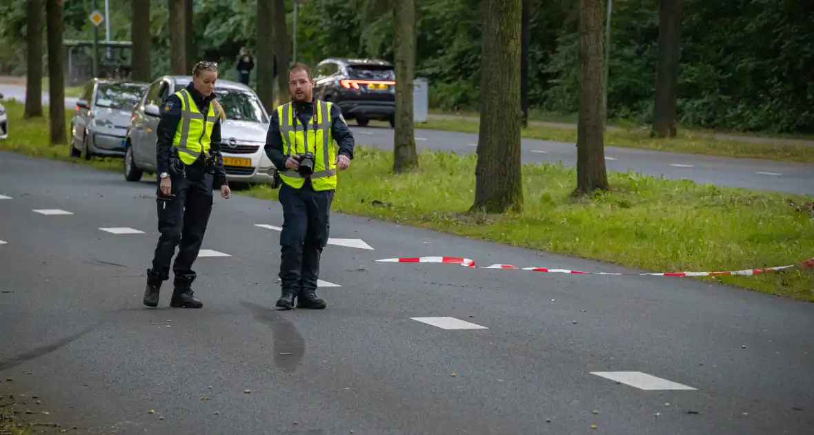 Enorme ravage nadat bus tegen boom rijd, één persoon aangehouden - Foto 11