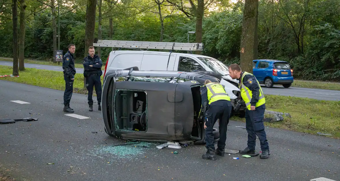 Enorme ravage nadat bus tegen boom rijd, één persoon aangehouden - Foto 12