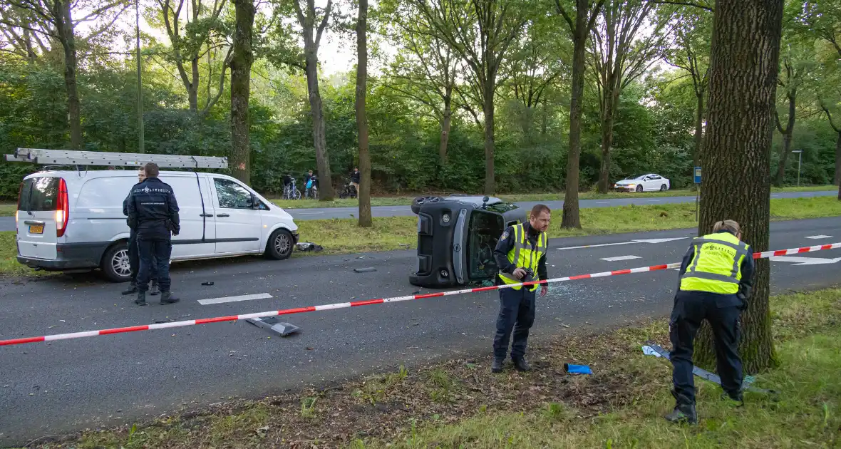 Enorme ravage nadat bus tegen boom rijd, één persoon aangehouden - Foto 13