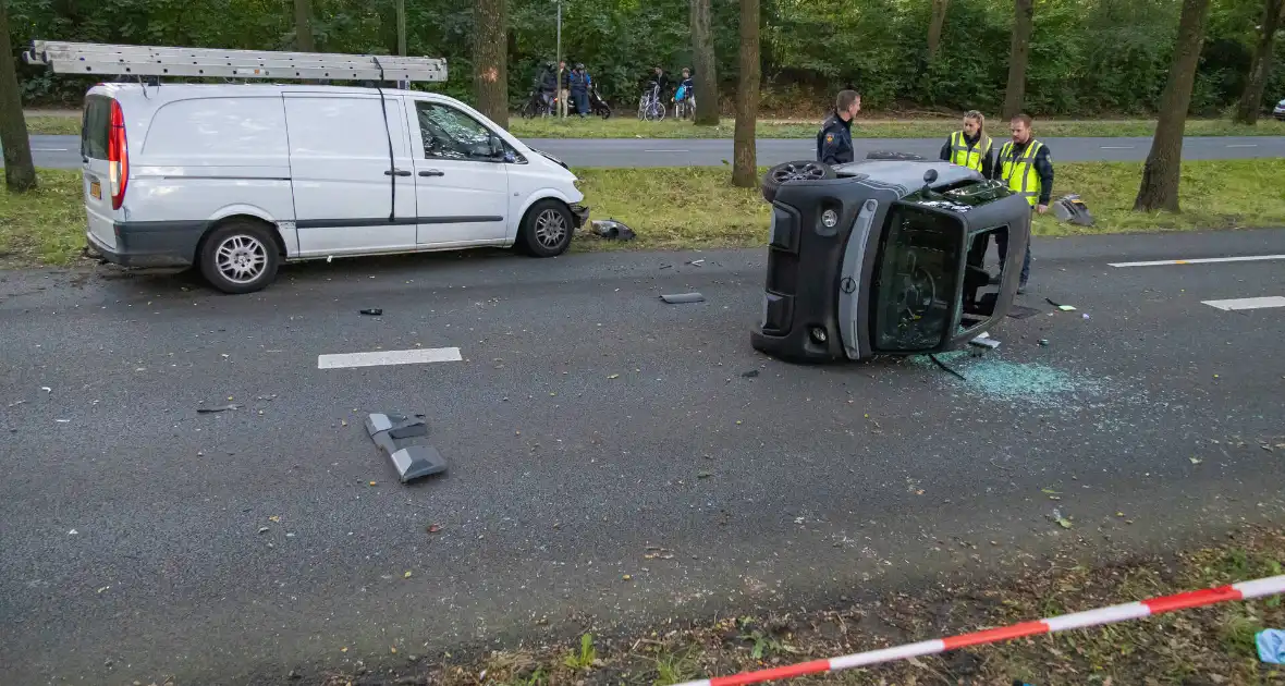 Enorme ravage nadat bus tegen boom rijd, één persoon aangehouden - Foto 14