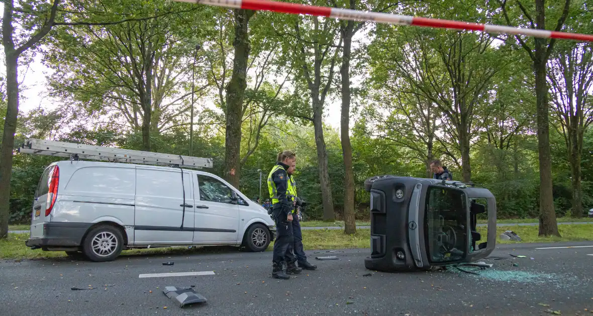 Enorme ravage nadat bus tegen boom rijd, één persoon aangehouden - Foto 15