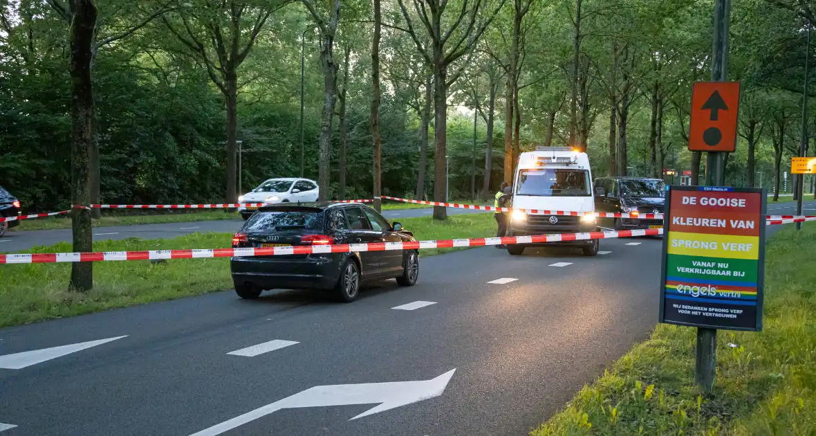 Enorme ravage nadat bus tegen boom rijd, één persoon aangehouden - Foto 16