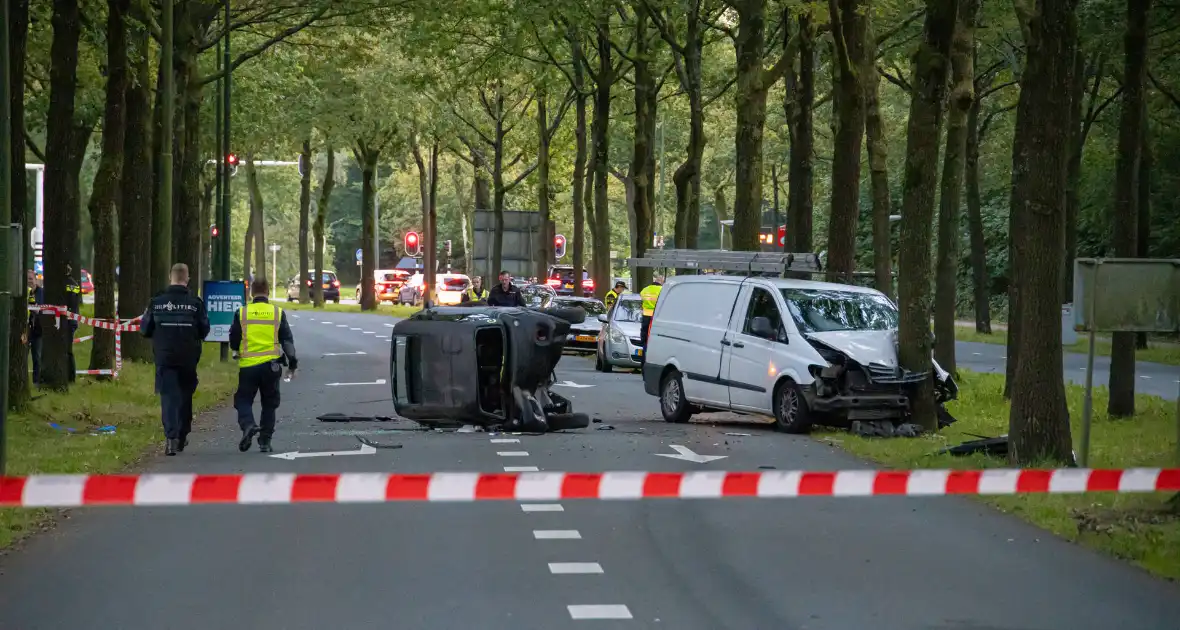 Enorme ravage nadat bus tegen boom rijd, één persoon aangehouden - Foto 18