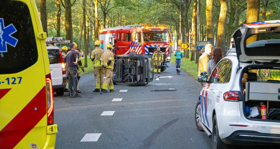 Enorme ravage nadat bus tegen boom rijd, één persoon aangehouden - Foto 2