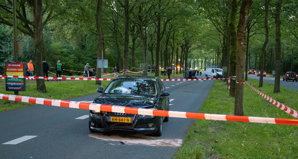 Enorme ravage nadat bus tegen boom rijd, één persoon aangehouden - Foto 20