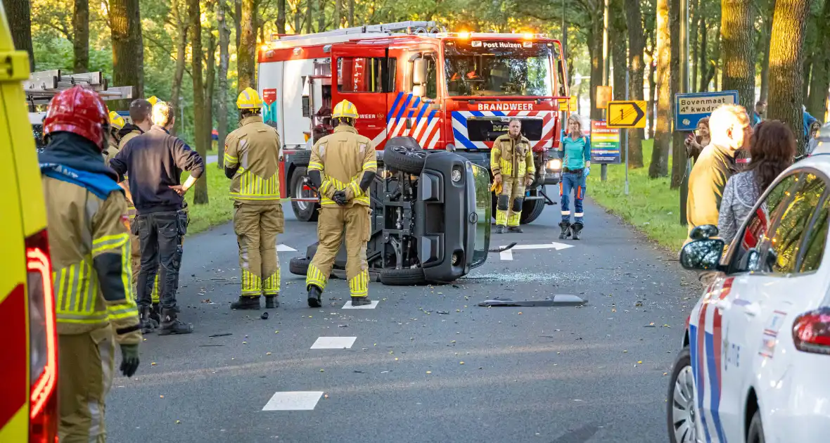 Enorme ravage nadat bus tegen boom rijd, één persoon aangehouden - Foto 3