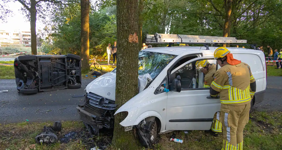 Enorme ravage nadat bus tegen boom rijd, één persoon aangehouden - Foto 4