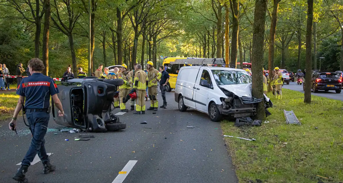 Enorme ravage nadat bus tegen boom rijd, één persoon aangehouden - Foto 5