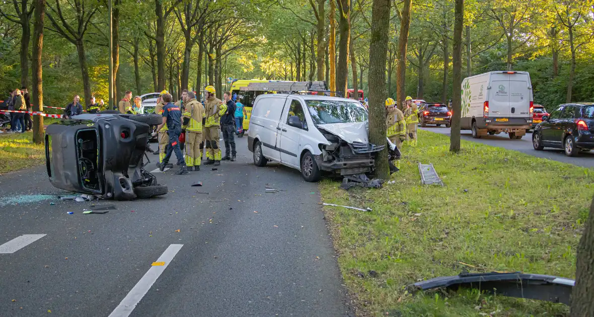 Enorme ravage nadat bus tegen boom rijd, één persoon aangehouden - Foto 6