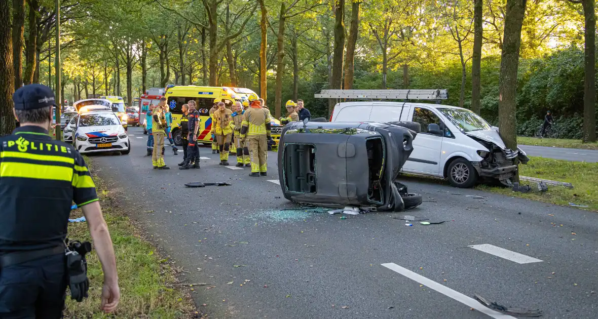 Enorme ravage nadat bus tegen boom rijd, één persoon aangehouden - Foto 7