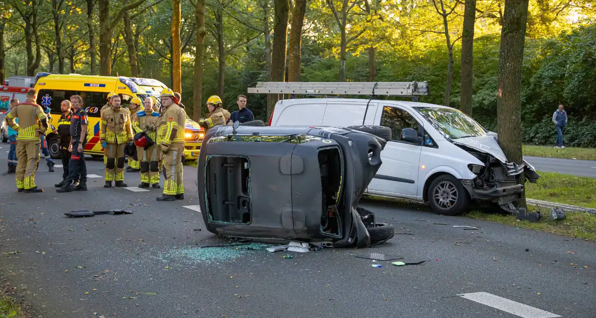 Enorme ravage nadat bus tegen boom rijd, één persoon aangehouden - Foto 8