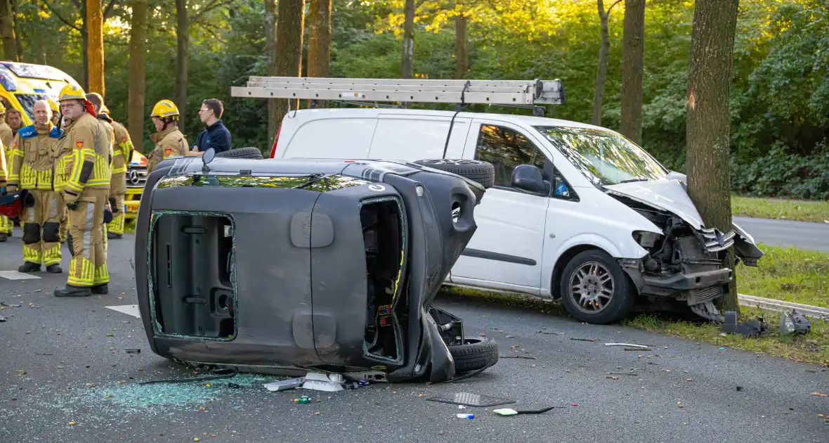 Enorme ravage nadat bus tegen boom rijd, één persoon aangehouden - Foto 9