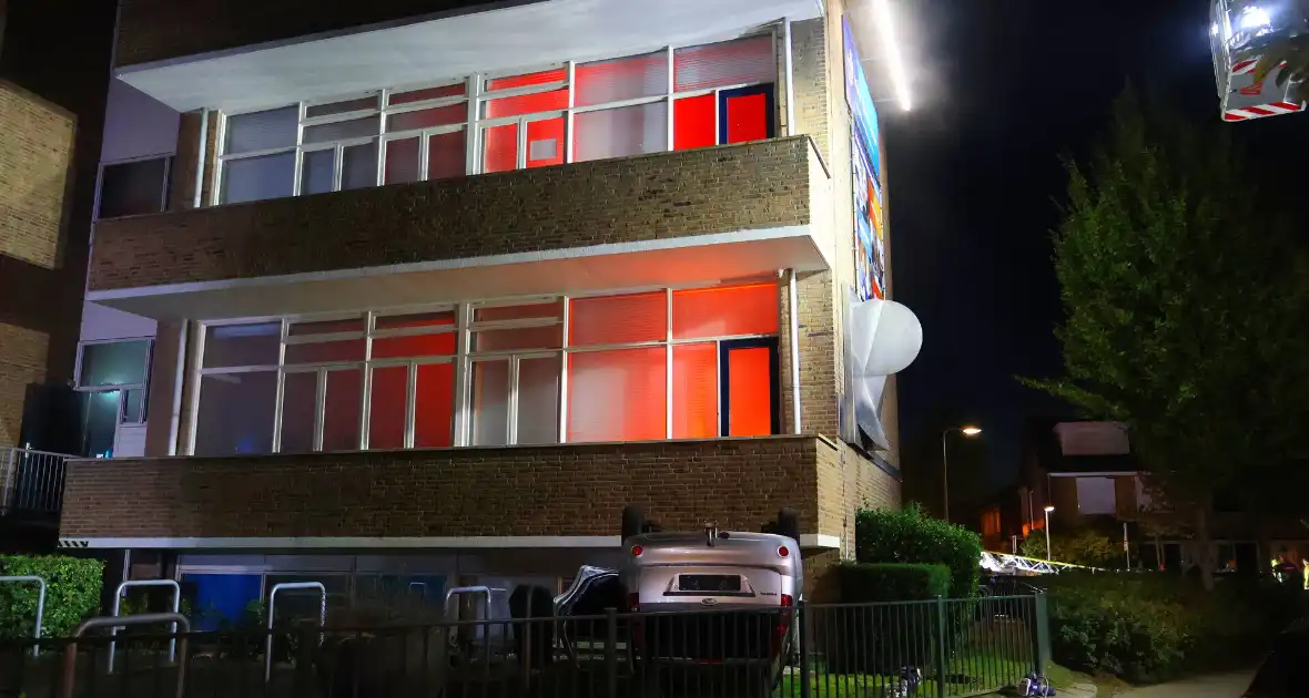 Auto op de kop bij brandend schoolgebouw tijdens grote brandweeroefening