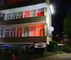 Auto op de kop bij brandend schoolgebouw tijdens grote brandweeroefening