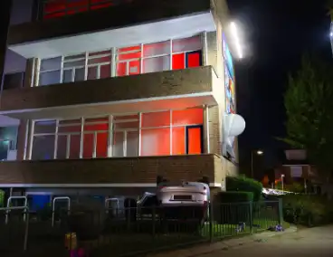 Auto op de kop bij brandend schoolgebouw tijdens grote brandweeroefening