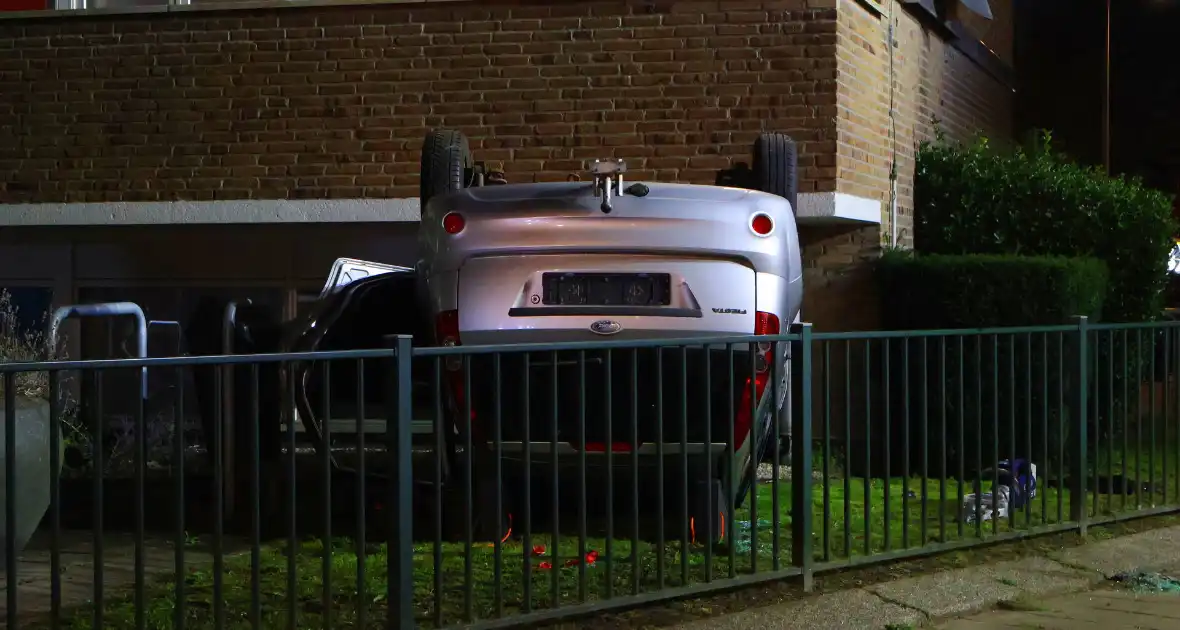 Auto op de kop bij brandend schoolgebouw tijdens grote brandweeroefening - Foto 1