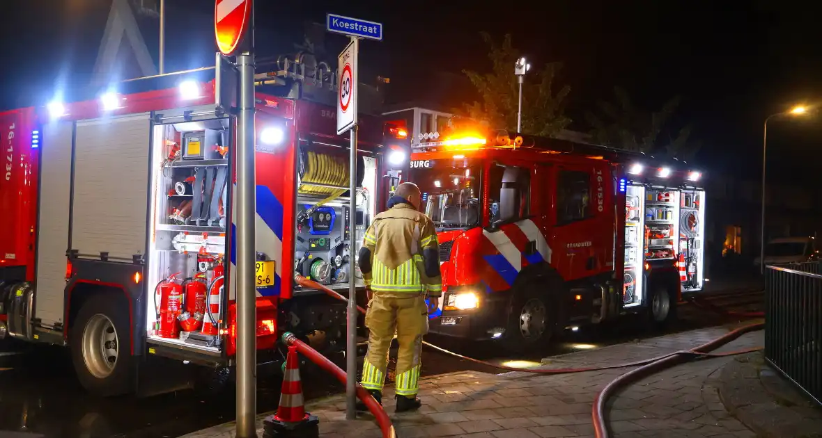 Auto op de kop bij brandend schoolgebouw tijdens grote brandweeroefening - Foto 10