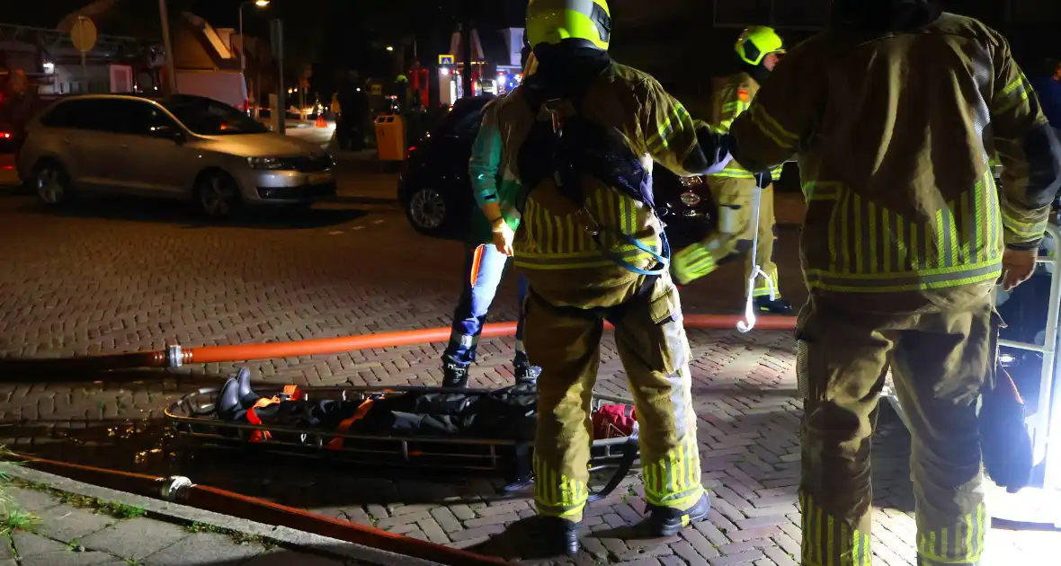 Auto op de kop bij brandend schoolgebouw tijdens grote brandweeroefening - Foto 12