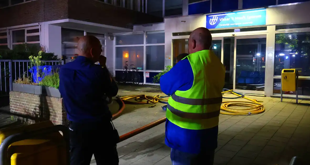 Auto op de kop bij brandend schoolgebouw tijdens grote brandweeroefening - Foto 15