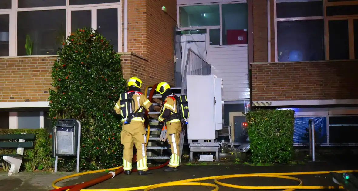 Auto op de kop bij brandend schoolgebouw tijdens grote brandweeroefening - Foto 16