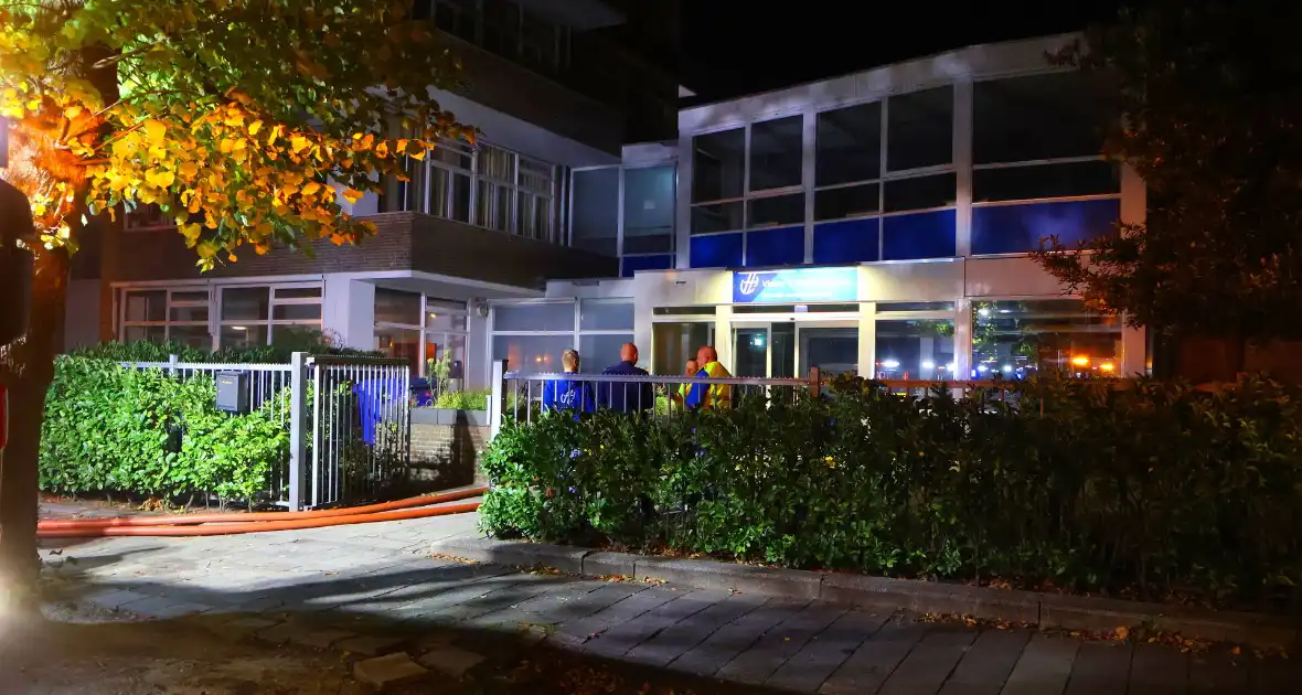 Auto op de kop bij brandend schoolgebouw tijdens grote brandweeroefening - Foto 17