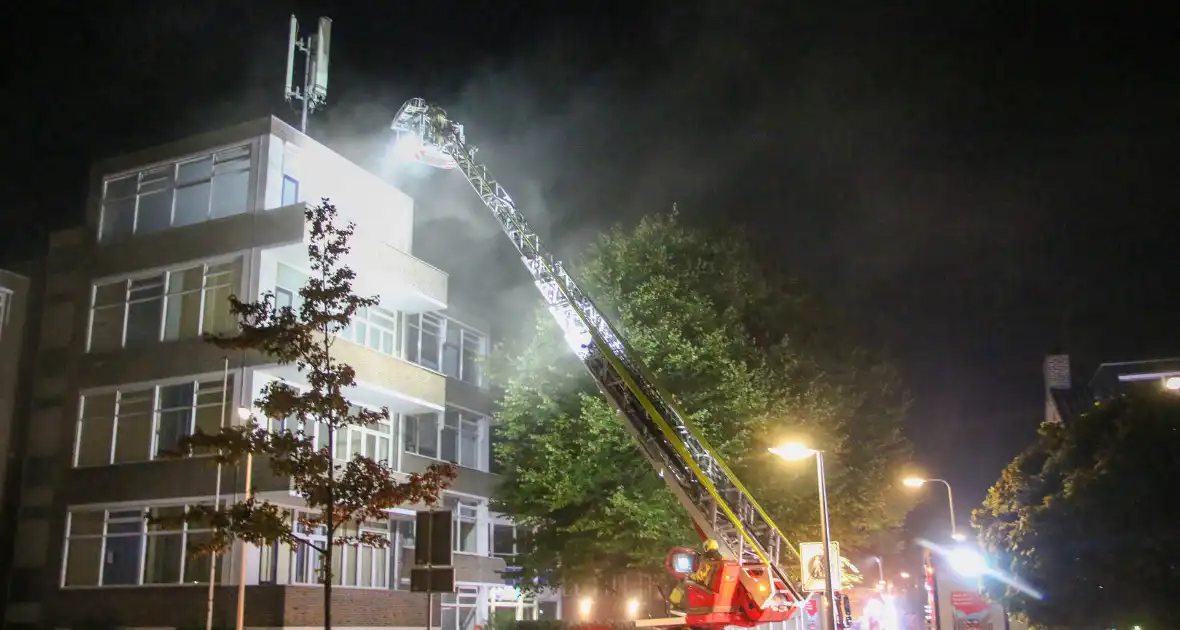 Auto op de kop bij brandend schoolgebouw tijdens grote brandweeroefening - Foto 18