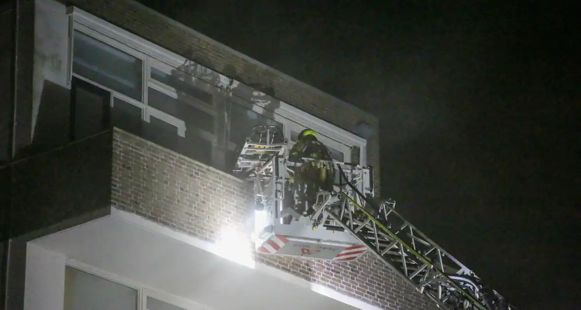 Auto op de kop bij brandend schoolgebouw tijdens grote brandweeroefening - Foto 19