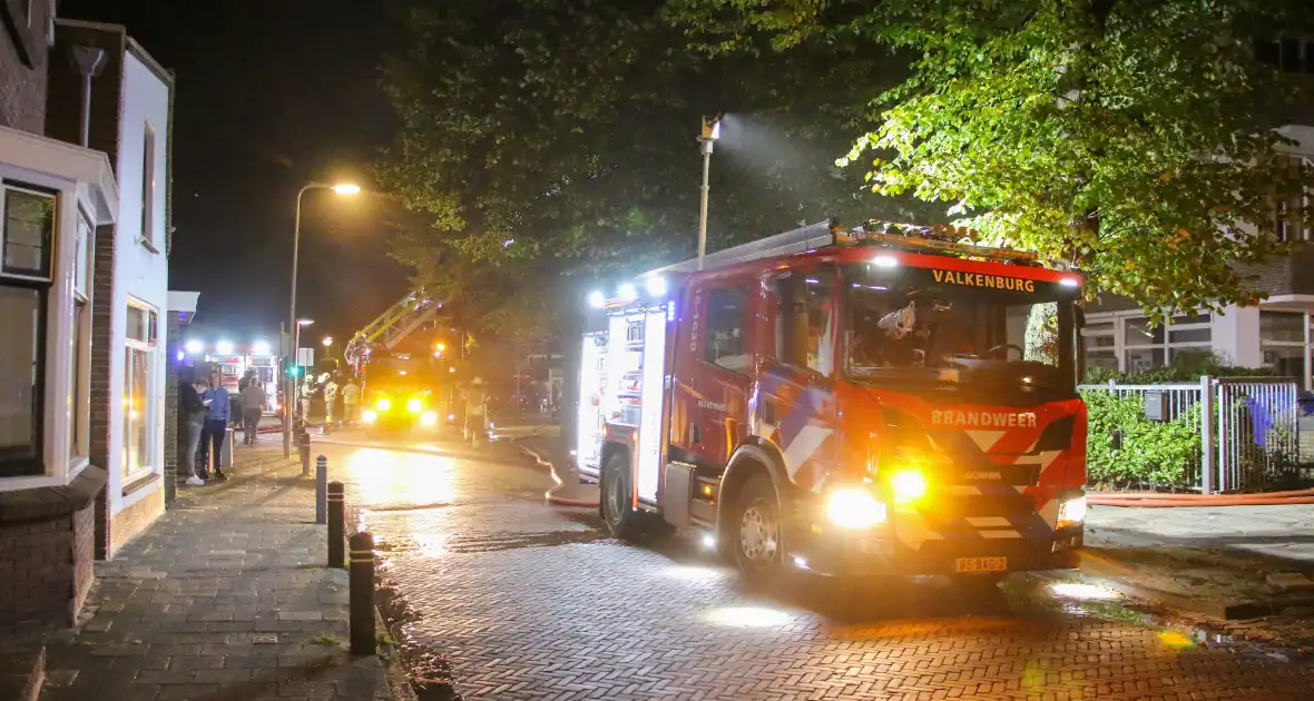 Auto op de kop bij brandend schoolgebouw tijdens grote brandweeroefening - Foto 21