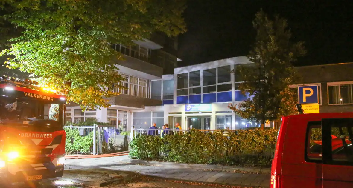 Auto op de kop bij brandend schoolgebouw tijdens grote brandweeroefening - Foto 22