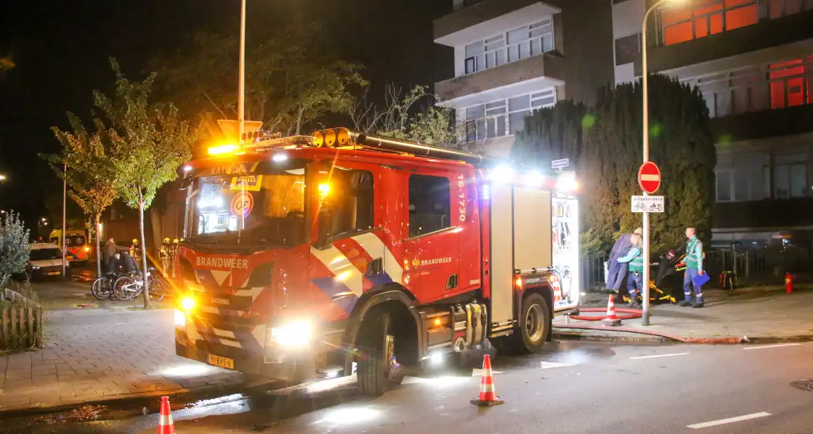 Auto op de kop bij brandend schoolgebouw tijdens grote brandweeroefening - Foto 24