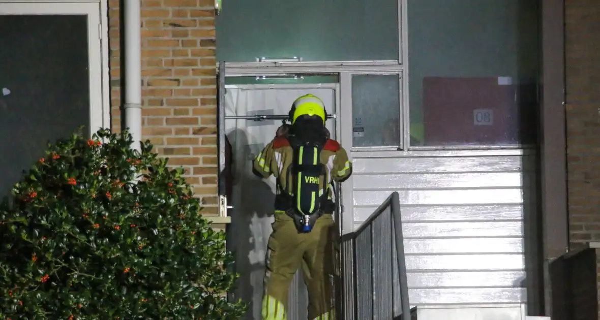 Auto op de kop bij brandend schoolgebouw tijdens grote brandweeroefening - Foto 26