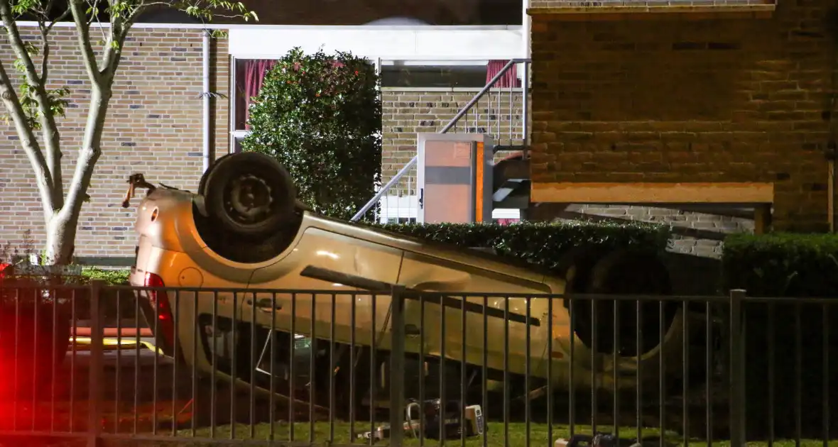 Auto op de kop bij brandend schoolgebouw tijdens grote brandweeroefening - Foto 27